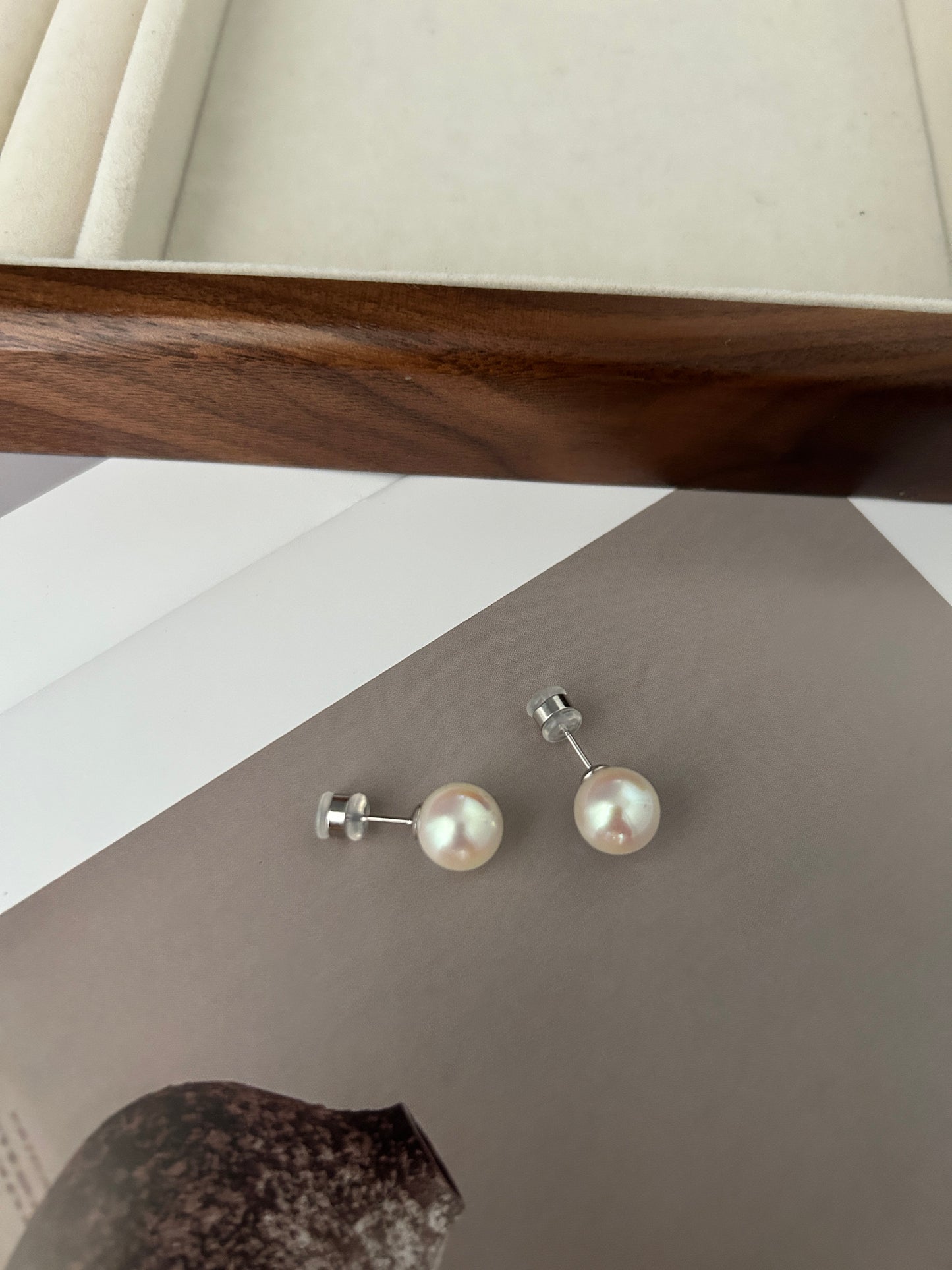 Classic Pearl Earring (Warm Tone)