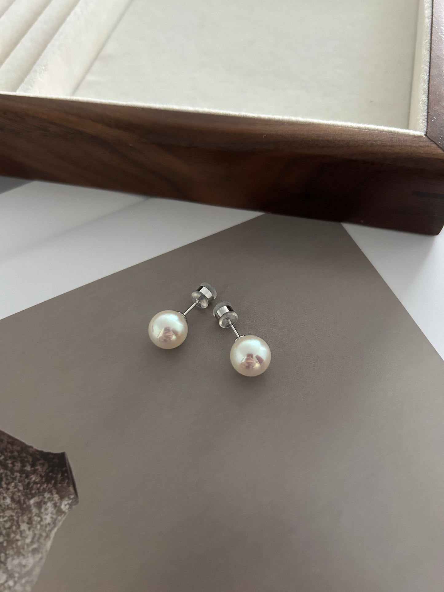 Classic Pearl Earring (Warm Tone)